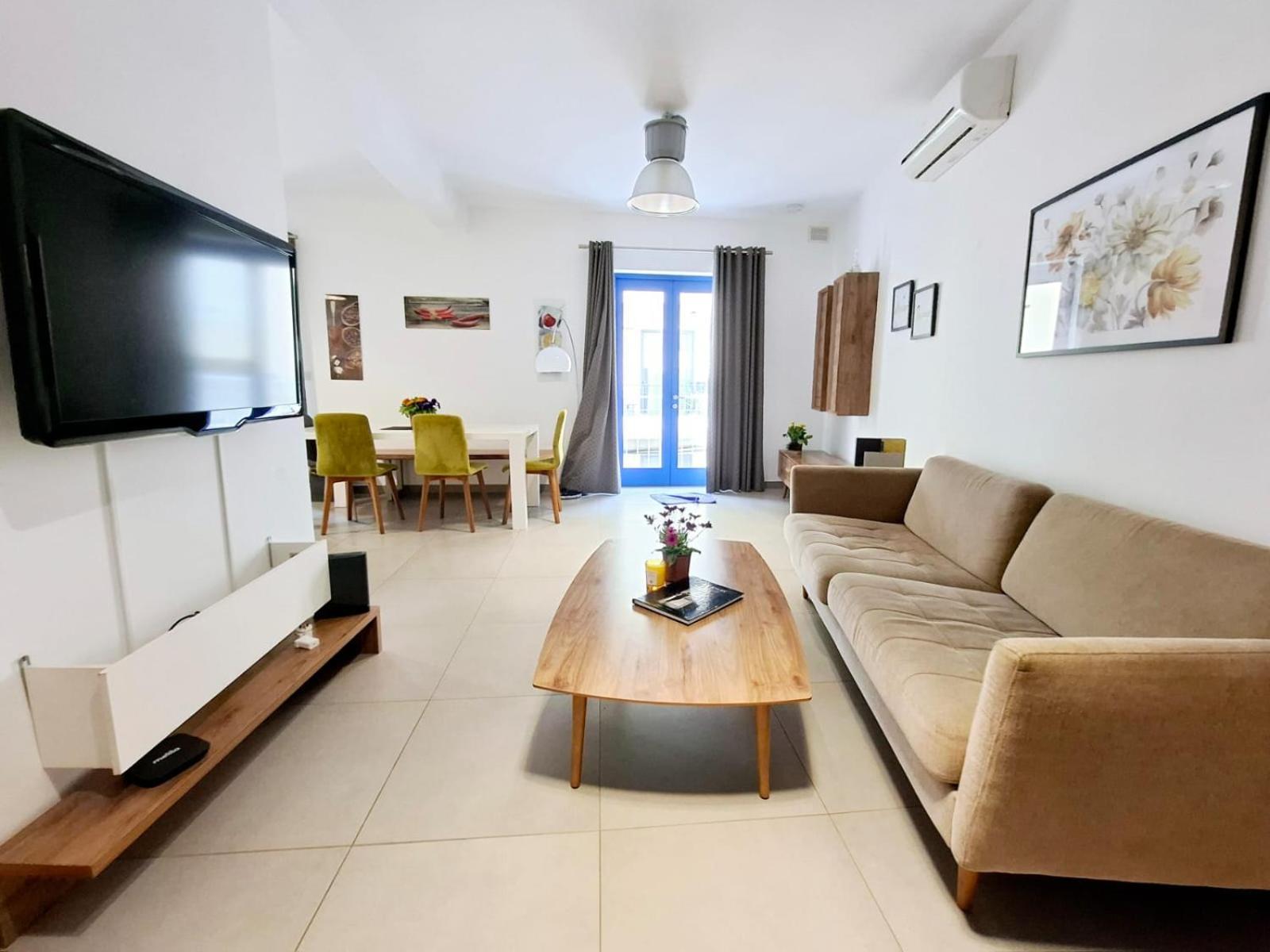 V86 - Balluta Old College * Sliema